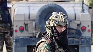 Iszlamista tálib fegyveres a kabuli Hamid Karzai Nemzetközi Repülőtér előtt őrködik