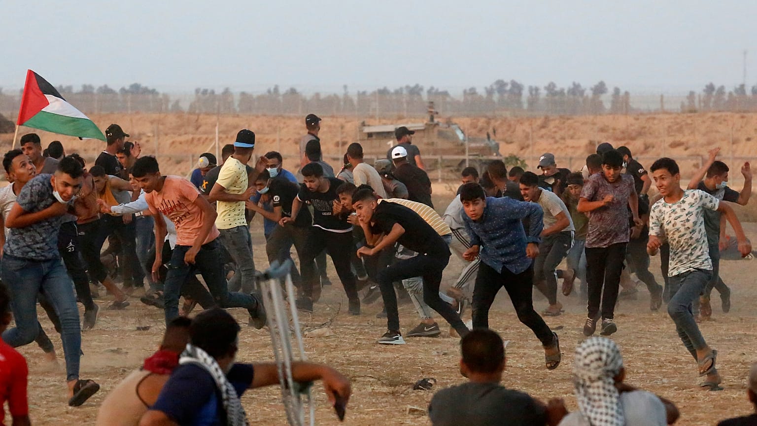 القوات الإسرائيلية المتمركزة بالقرب من السياج الحدودي لقطاع غزة يطلقون النار على فلسطينيين يتظاهرون مطالبين بفك الحصار