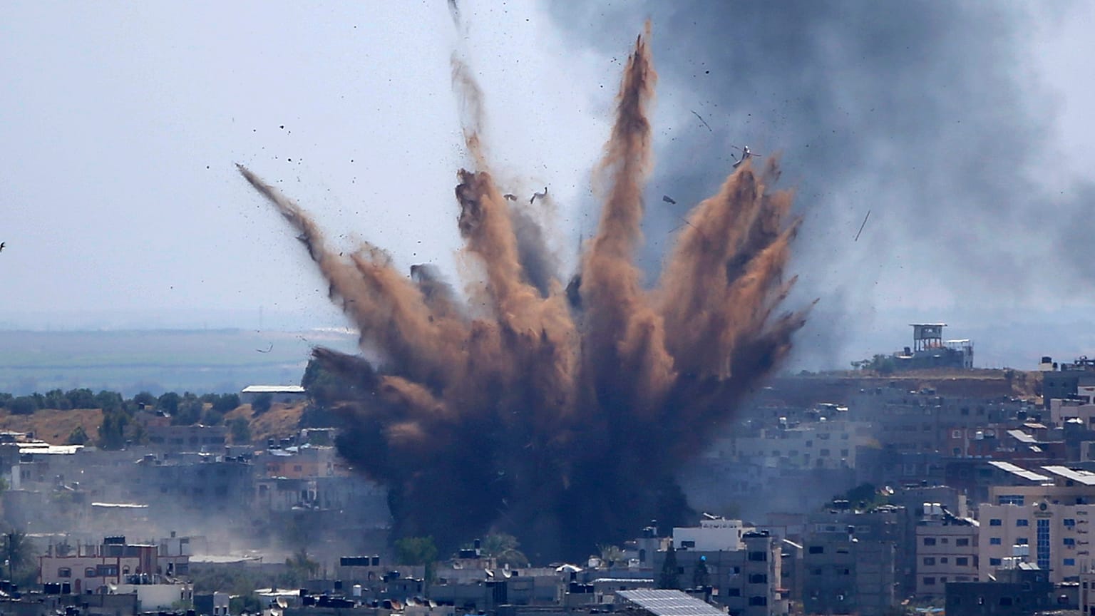 Israele: raid notturno contro Gaza dopo gli scontri al confine