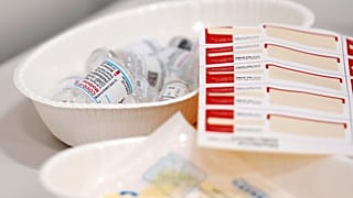 قوارير لقاح موديرنا المضاد لكوفيد-19 الذي يتم إعطاؤه للسكان المحليين في طوكيو.