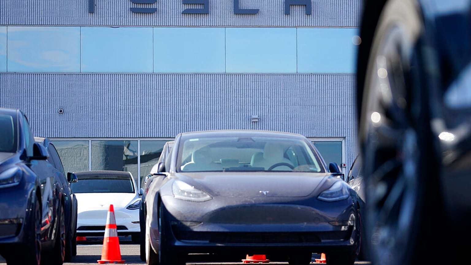 Dünyanın en çok satan yüzde 100 elektrikli aracı Tesla Model 3.