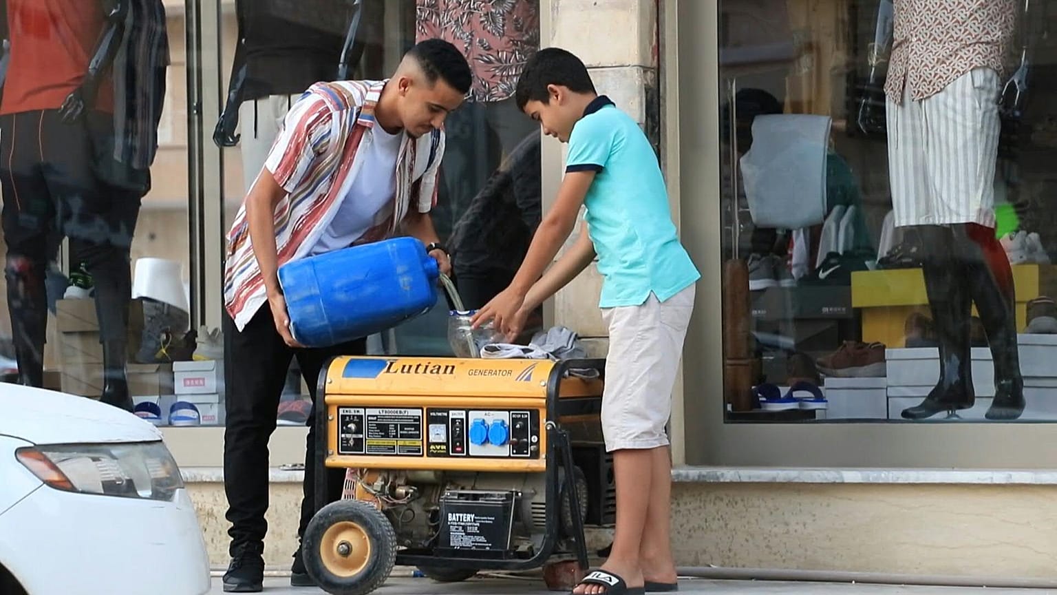 الشوارع التجارية في العاصمة الليبية طرابلس مملوءة بالمولدات الجاهزة للعمل عند انقطاع التيار الكهربائي الرئيسي