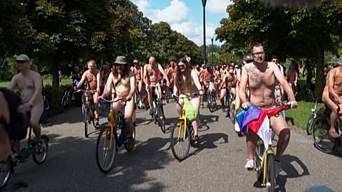 Amsterdam: Nackte Radler gegen Umweltverschmutzung