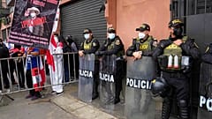 Un detractor de Pedro Castillo porta una pancarta augurando hambre y miseria para Perú durante una protesta frente al Congreso