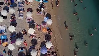 Strandolók a dubrovniki tengerparton