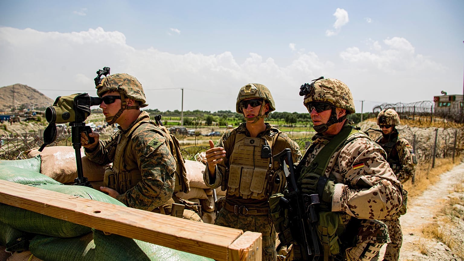 Marines y militares alemanes inspeccionan una puerta de entrada en el Aeropuerto Internacional en Kabul, Afganistán, el 19 de agosto de 2021.