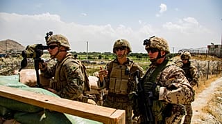 Marines y militares alemanes inspeccionan una puerta de entrada en el Aeropuerto Internacional en Kabul, Afganistán, el 19 de agosto de 2021.