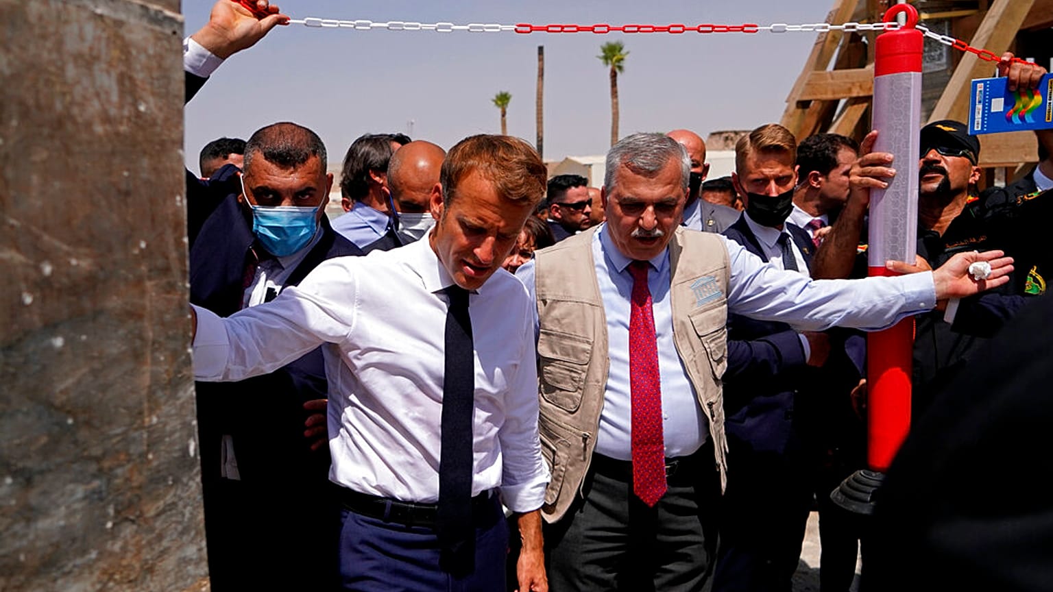 Macron: Franciaország elkötelezett Irak újjáépítése mellett