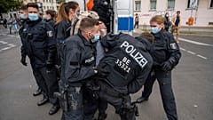 La policía retiene a un manifestante, durante una protesta contra las restricciones del coronavirus, en Berlín, el 28 de agosto de 2021.
