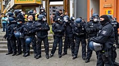 Polizei beobacht Demonstrierende gegen die Corona-Maßnahmen in Berlin