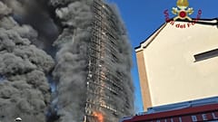 Il palazzo di via Antonini a Milano in fiamme
