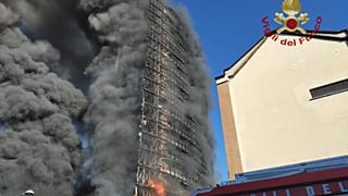 Il palazzo di via Antonini a Milano in fiamme