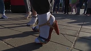 Uno dei partecipanti alla gara maschile su tacchi a spillo di Kazan, Russia