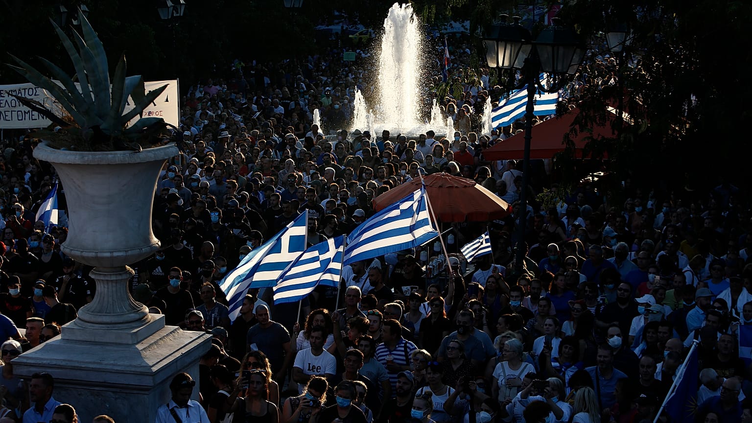 Κόσμος συμμετέχει σε συγκέντρωση κατά του υποχρεωτικού εμβολιασμού στο Σύνταγμα,