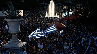 Κόσμος συμμετέχει σε συγκέντρωση κατά του υποχρεωτικού εμβολιασμού στο Σύνταγμα,