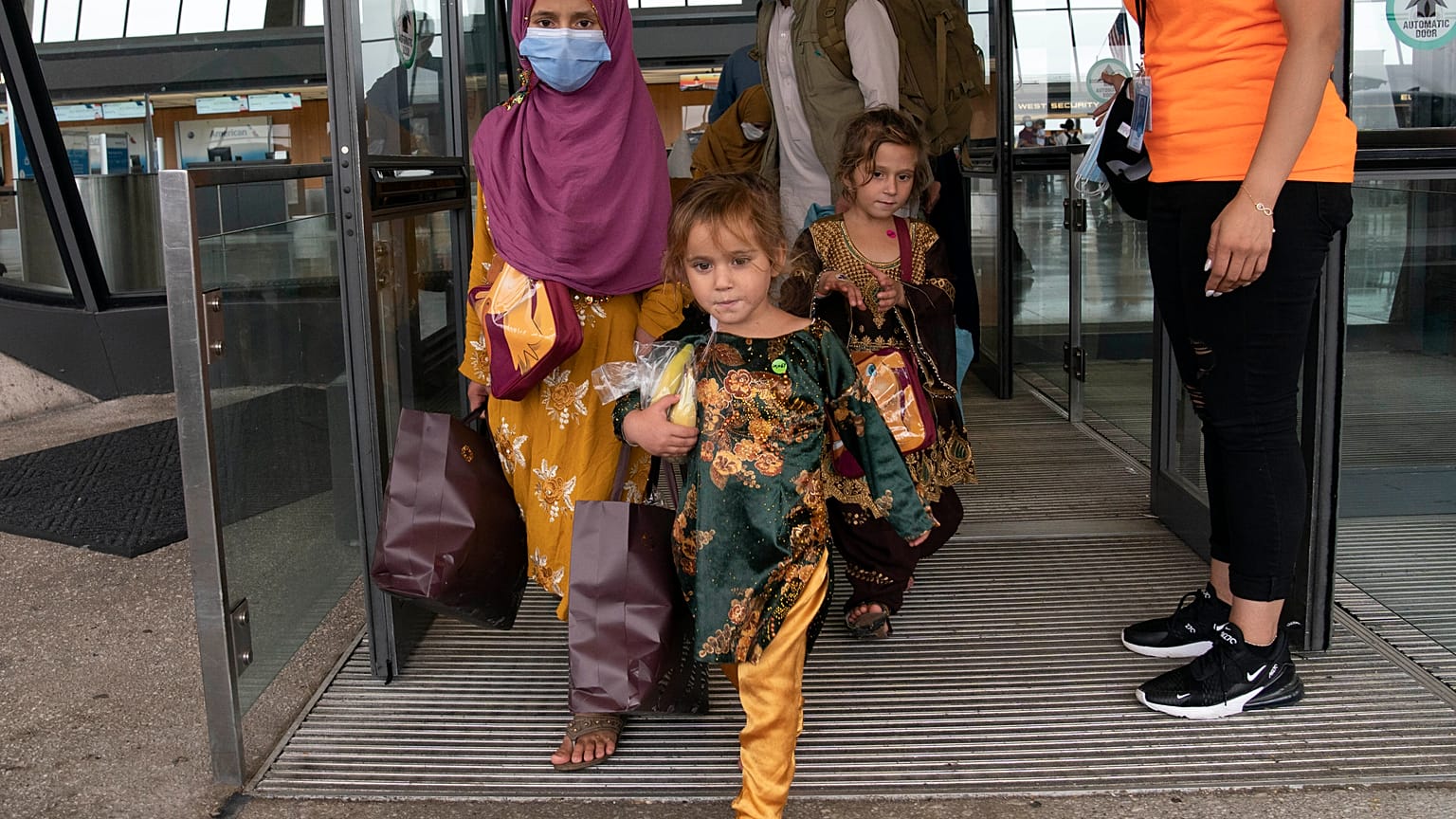 ABD tarafından Afganistan'dan tahliye edilen bir Afgan aile