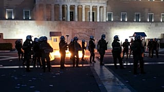 Yunanistan'da zorunlu aşı uygulaması protestolarında çatışma çıktı