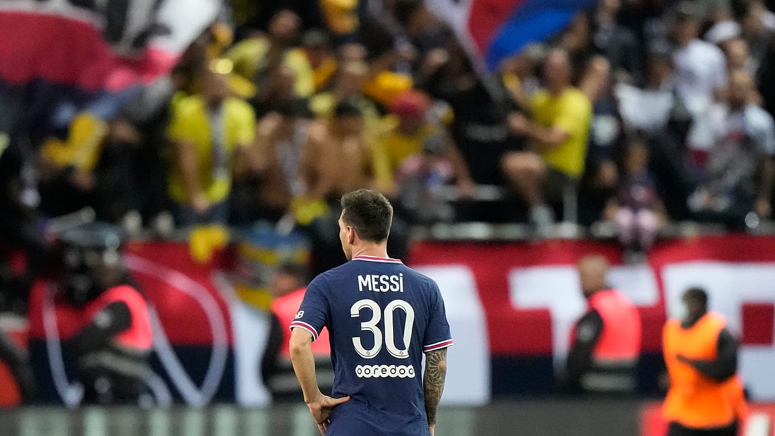 Messi debuta con la camiseta del PSG pero Mbappé le hace sombra