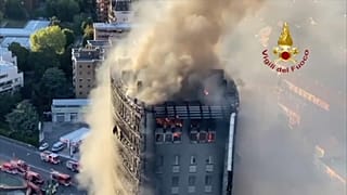 Un espectacular incendio devora un edificio de 20 pisos en Italia sin causar heridos
