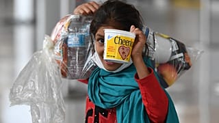 Piccoli afghani in fuga dalla presa del potere talibano in Patria