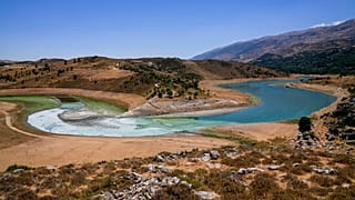 تراكم النفايات في نهر الليطاني الملوث بشدة، في صغبين، سهل البقاع، شرق لبنان