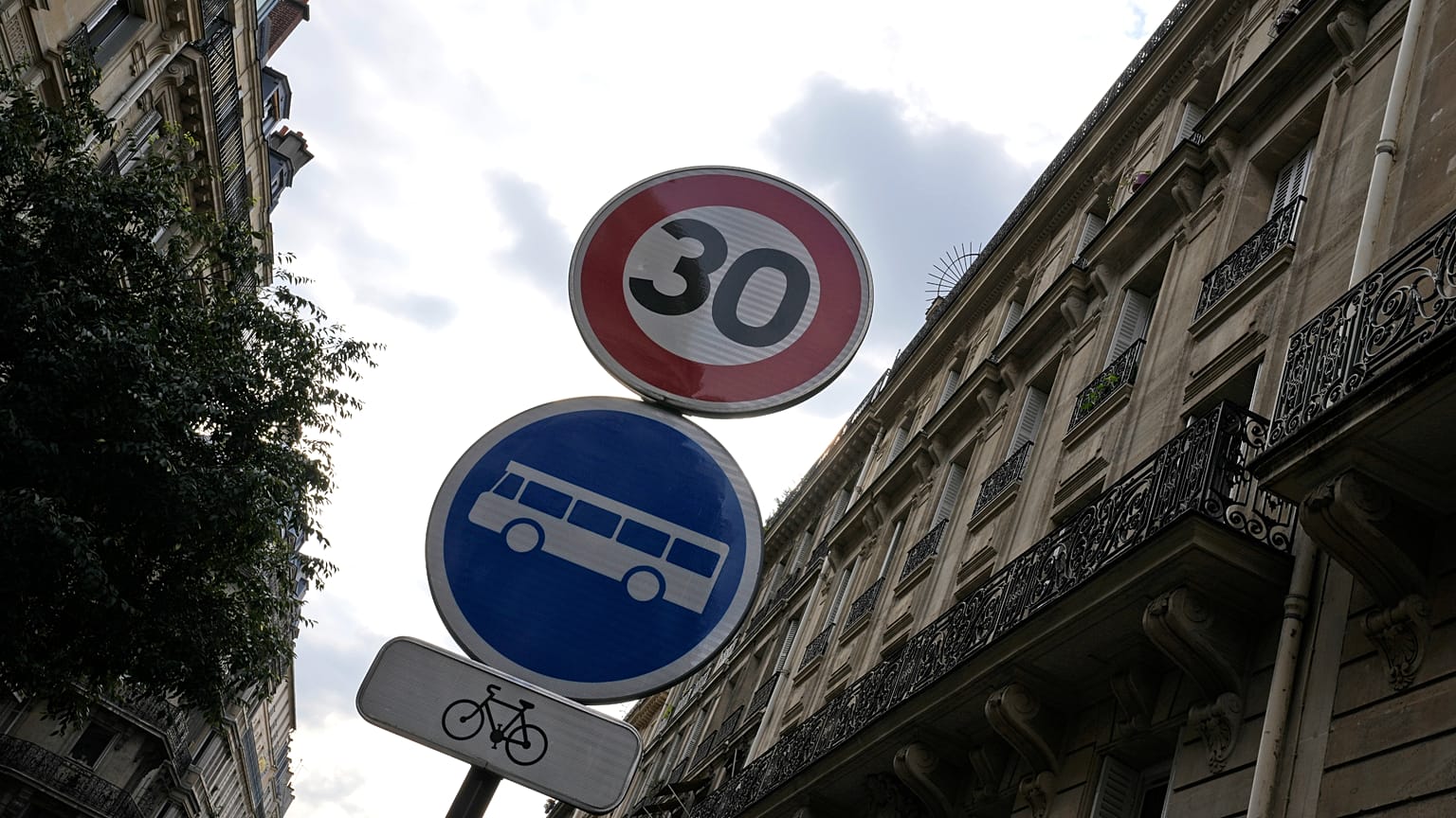 Limitation de la vitesse à 30 km/h à Paris en France, août 2021