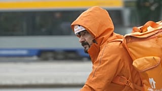 Sayed Sadaat, exministro de Comunicaciones de Afganistán, hoy repartidor