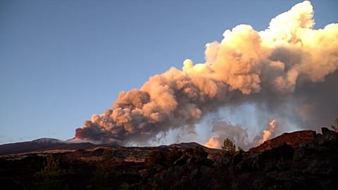 Ätna spuckt wieder Asche und Lava