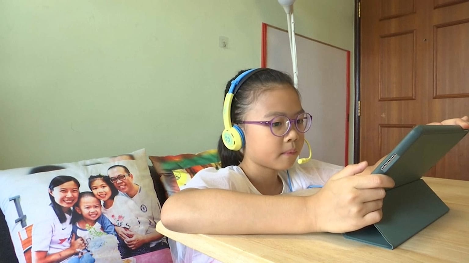 Una bambina usa un tablet per la didattica a distanza, Hong Kong