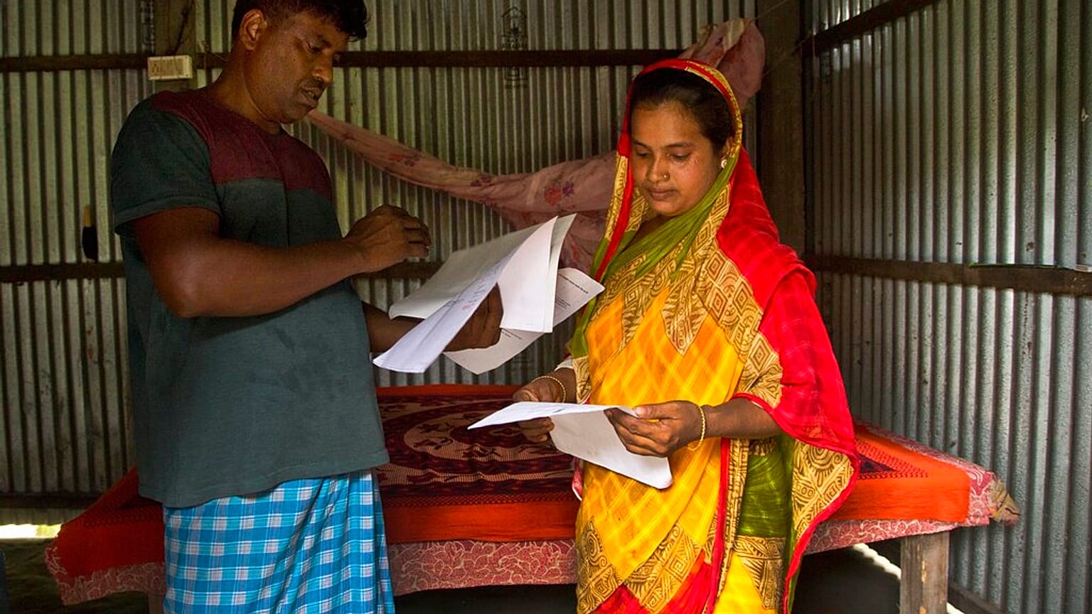 Saleha Begum, de 38 años, cuyo nombre no ha aparecido en el Registro Nacional de Ciudadanos o lista NRC, comprueba los documentos con su marido en 2019 en Khandakar, India 