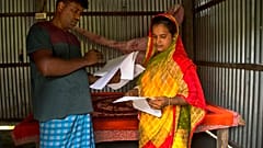 Saleha Begum, de 38 años, cuyo nombre no ha aparecido en el Registro Nacional de Ciudadanos o lista NRC, comprueba los documentos con su marido en 2019 en Khandakar, India 