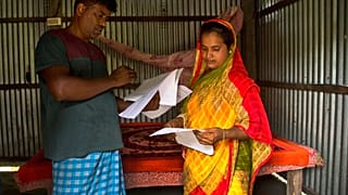 Saleha Begum, de 38 años, cuyo nombre no ha aparecido en el Registro Nacional de Ciudadanos o lista NRC, comprueba los documentos con su marido en 2019 en Khandakar, India