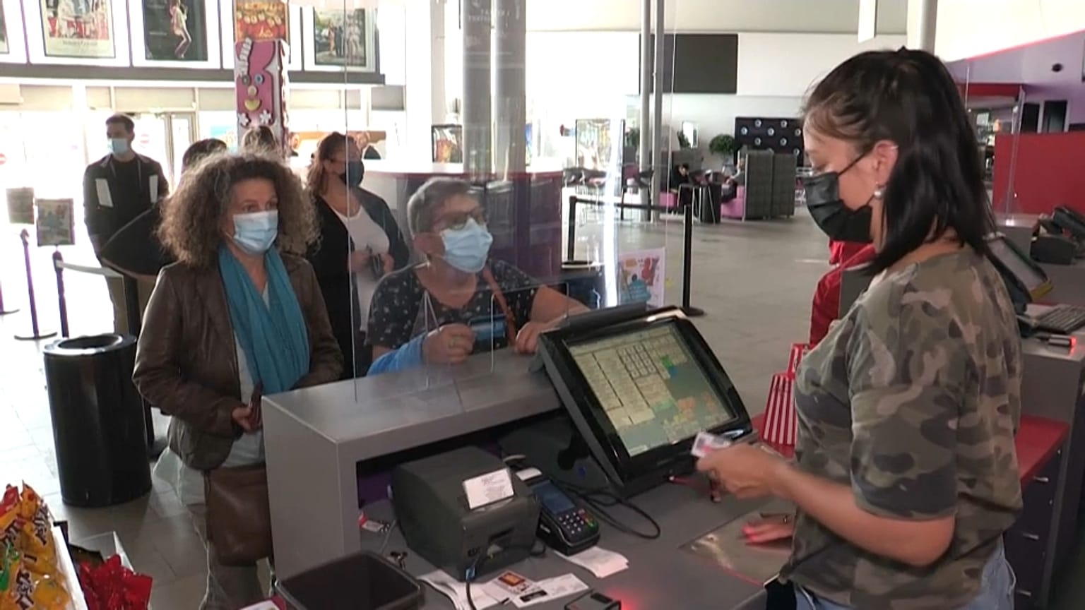 La imposición a los comerciantes del pase sanitario indigna a miles de franceses