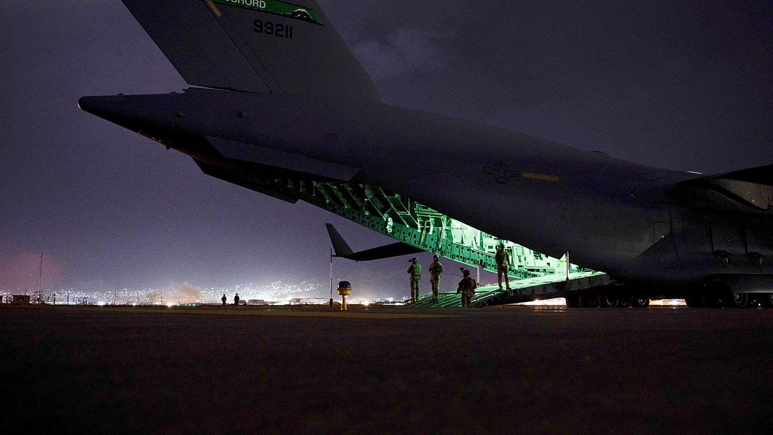 Le C-17 Globemaster III transportant les soldats de la 82e division aéroportée de l'armée américaine, dernier vol américain à quitter le territoire afghan le 30 août 2021