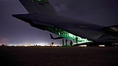 Le C-17 Globemaster III transportant les soldats de la 82e division aéroportée de l'armée américaine, dernier vol américain à quitter le territoire afghan le 30 août 2021