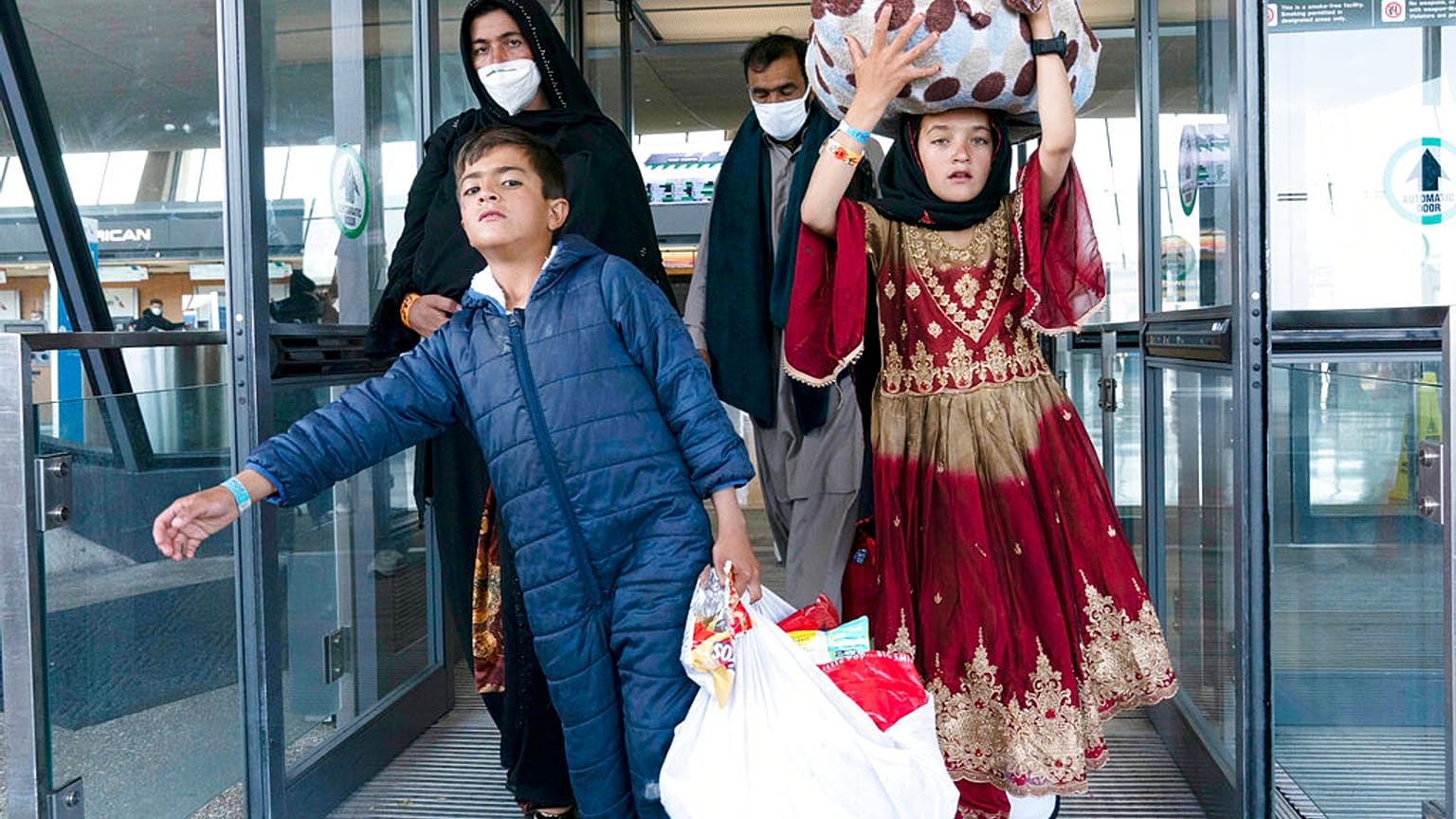 Una familia afgana llegando a Estados Unidos