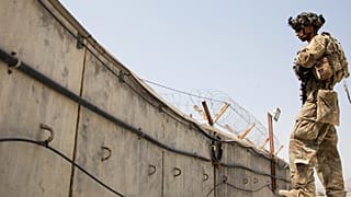 Kabil Havaalanı'nda devriye gezen ABD askeri