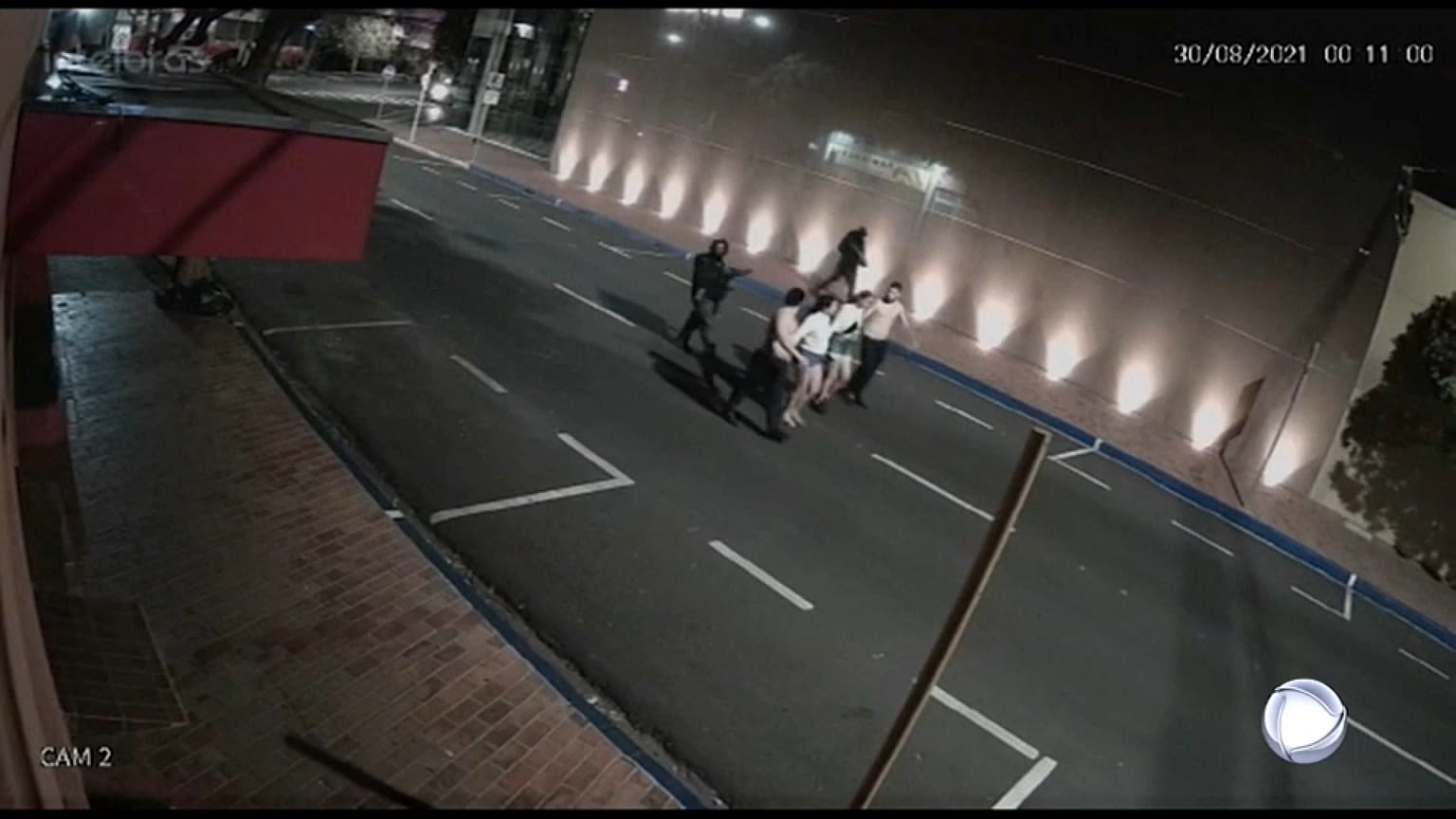 Assaltantes levando os reféns