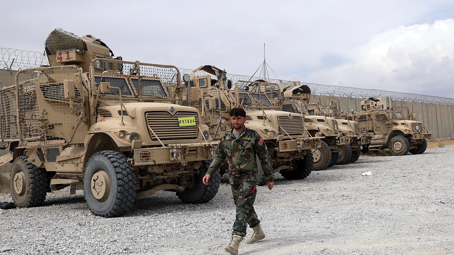 Bagram hava üssünde bırakılan MRAP araçları, 5 Temmuz 2021
