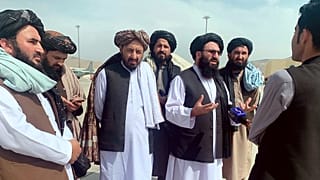 Taliban örgütü yöneticileri, Kabil Hamid Karzai Uluslararası Havalimanı'nda