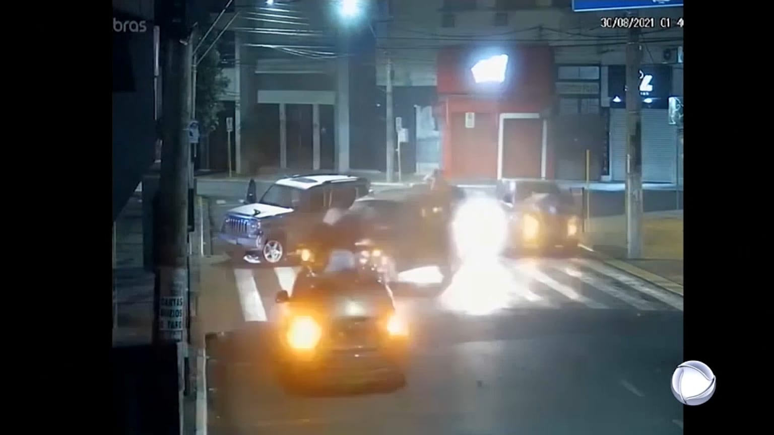 Un rehén permanece atado al techo del vehículo en Aracatuba