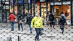 Vásárlók a németországi Essenben