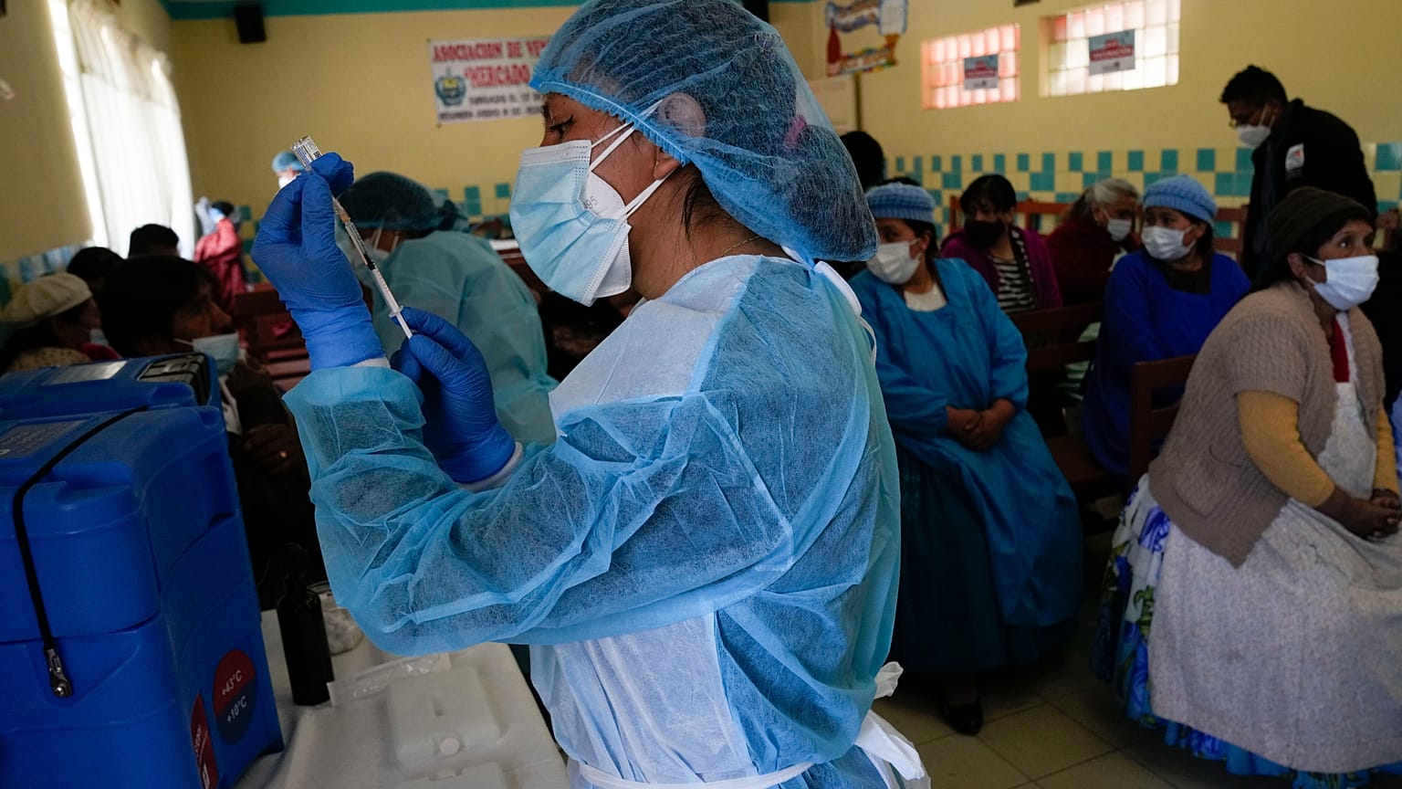 Una trabajadora sanitaria en Bolivia a punto de administrar una dosis de la vacuna contra la COVID-19.