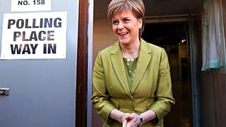 La primera ministra de Escocia y líder del Partido Nacional Escocés, Nicola Sturgeon tras depositar su voto en las pasadas elecciones