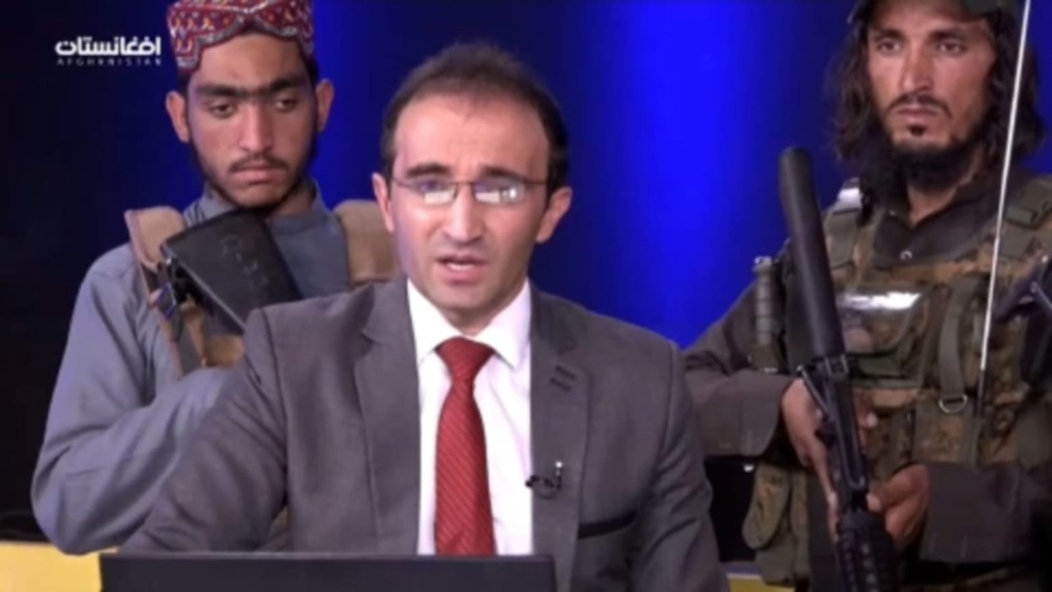 محاطا بمسلحين من طالبان..مقدم برامج حوارية يطمئن الأفغان حيال مستقبلهم مع الحركة خلال بث تلفزيوني