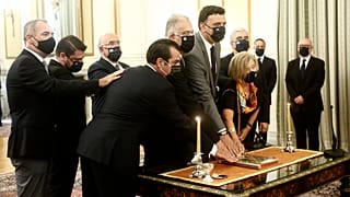 Οι νέοι υπουργοί και υφυπουργοί ορκίζονται κατά τη διάρκεια της τελετής στο Προεδρικό Μέγαρο, την Τρίτη 31 Αυγούστου 2021.