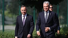 Andrzej Duda lengyel elnök (balra) Gitanas Nauseda litván államfővel Krakkóban 2021. július 11-én – képünk illusztráció