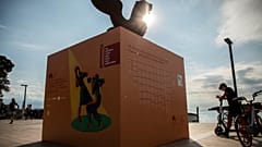 La estatua del león dorado, símbolo de Venecia, se eleva sobre el paseo marítimo el día antes del inicio de la 78ª edición del Festival de Cine de Venecia, Italia.