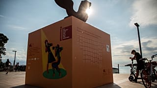 La estatua del león dorado, símbolo de Venecia, se eleva sobre el paseo marítimo el día antes del inicio de la 78ª edición del Festival de Cine de Venecia, Italia.