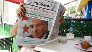 رجل يقرأ صحيفة تتصدر عناوينها اعتقال المرشح الرئاسي التونسي السابق نبيل القروي الثلاثاء 31 أغسطس 2021 في الجزائر 
